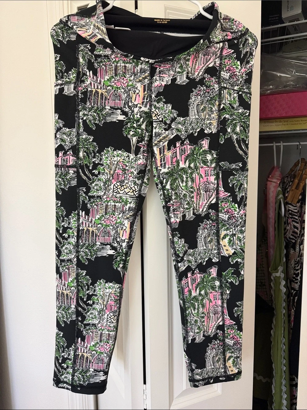 Lilly Pulitzer Black Scenic Print Cropped leggings M matching sweatshirt L - Picture 1 of 3